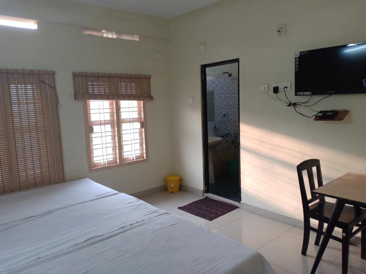 Hotel Woodlands Chottanikara Exterior photo